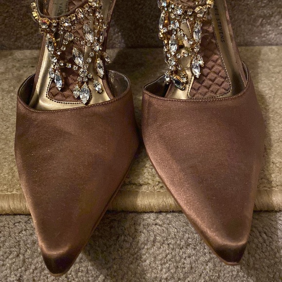 VALERIE STEVENS(NWOT)-BEAUTIFUL! 1ST CLASS! BROWN SATIN POINTED TOE DRESS SHOE - Picture 4 of 7